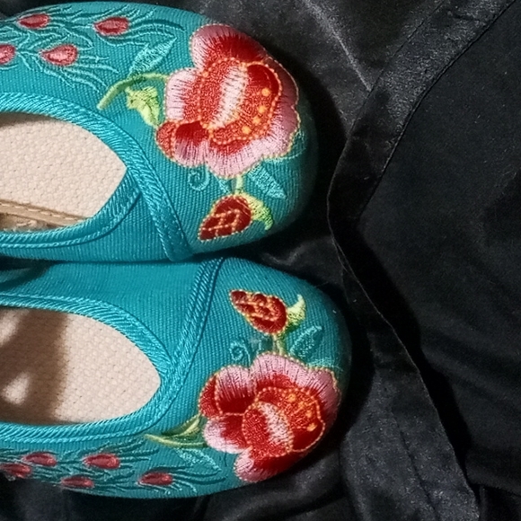 Shoes - Picture 2 of 5